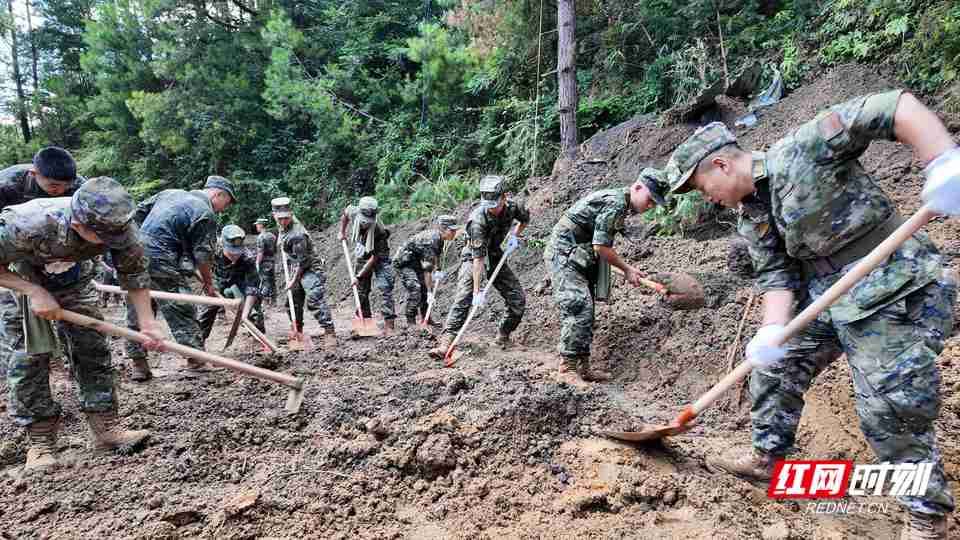 武警郴州支队官兵正在疏通道路。.jpg