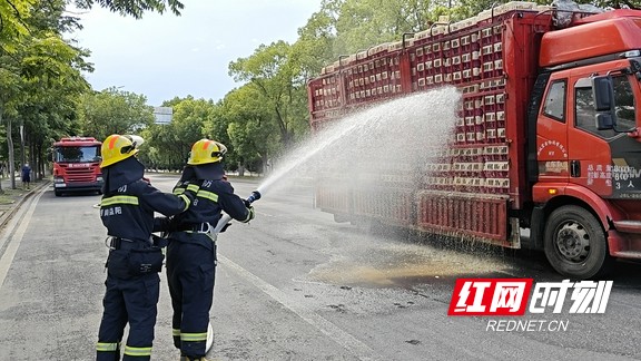   消防救援人员利用多功能水枪为活鸡降温.marked.jpg