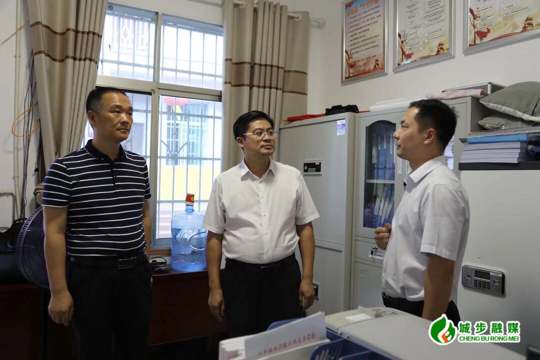 余勋伟深入各乡镇实地调研督导为基层减负、食品安全、乡村振兴及安全生产等工作(图3)