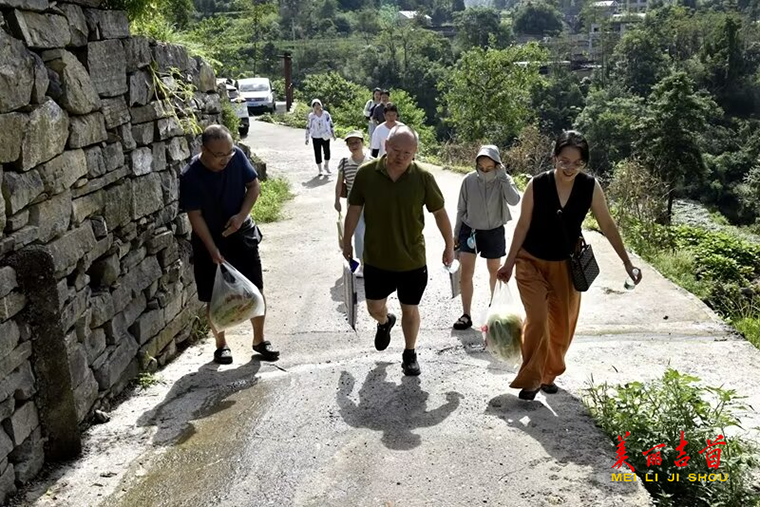 湘西州文旅服务中心深入结对帮扶村 温暖慰问村民1.png