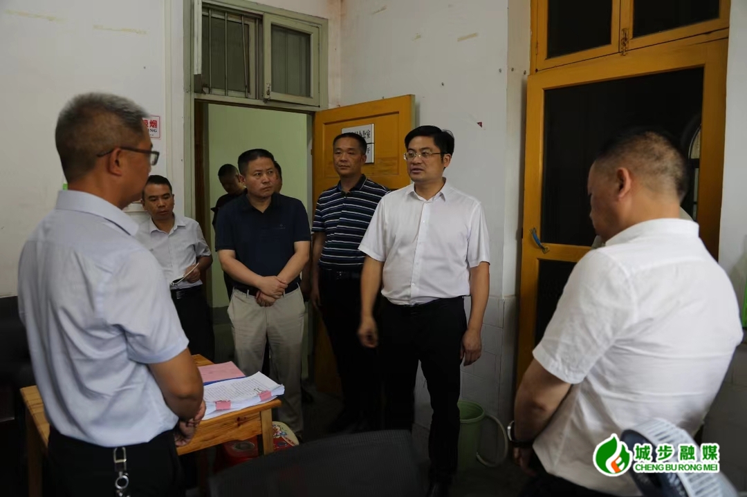 余勋伟深入各乡镇实地调研督导为基层减负、食品安全、乡村振兴及安全生产等工作(图5)