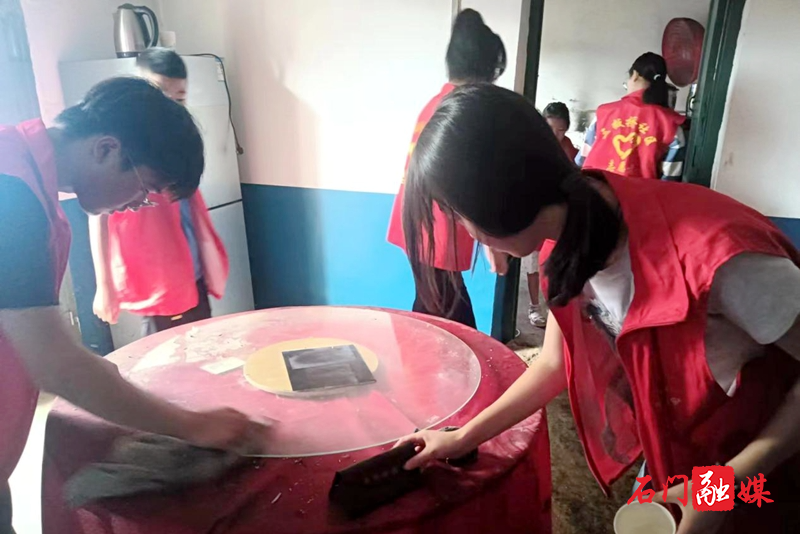 夹山镇三板桥社区：暑期社区展新颜 劳动教育绘心田3.jpg