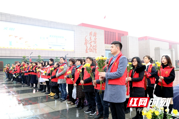 麓景社区组织党员、志愿者、结对共建单位参加学雷锋志愿服务活动.JPG