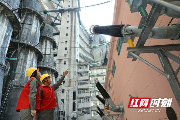 14.7月24日，东江运维人员正在巡视检查大东江电站出线套管设备（拍摄：王铭安 电话：13874468079）.marked.jpg