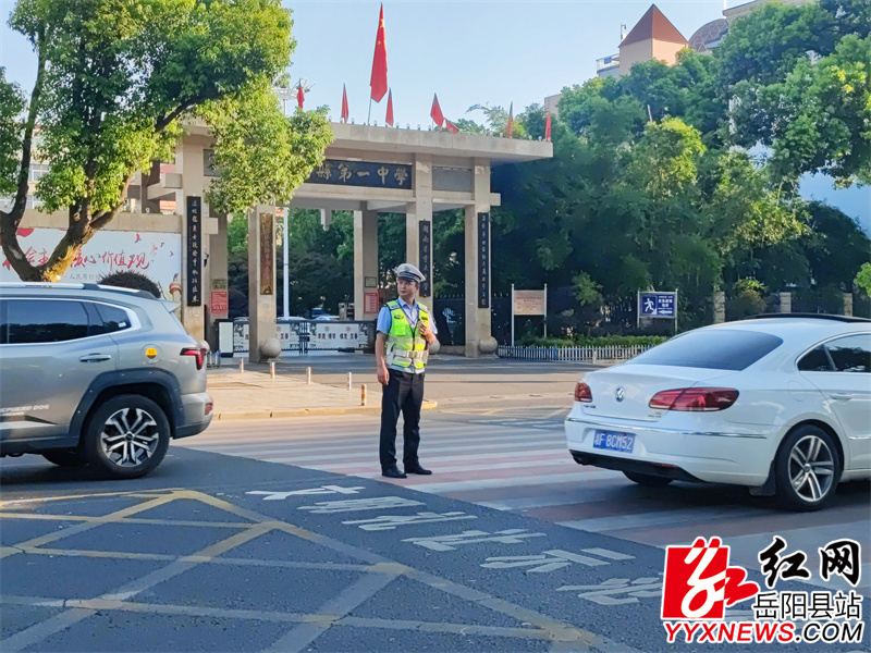 交警路口执勤.jpg