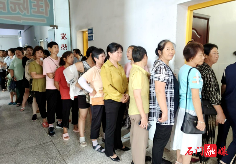 磨市镇：“两癌”筛查暖民心 温情服务护健康1.jpg
