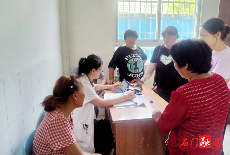 磨市镇：“两癌”筛查暖民心 温情服务护健康2.jpg