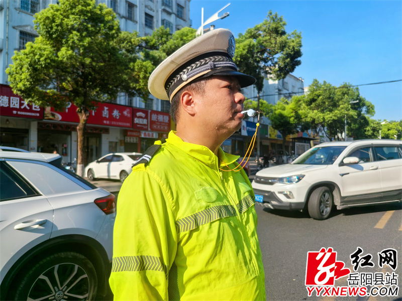 执勤中汗如雨下的交警.jpg