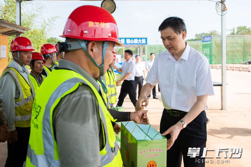 周海兵看望慰问坚守岗位的重点工程建设者们。长沙晚报全媒体记者 郭雨滴 摄