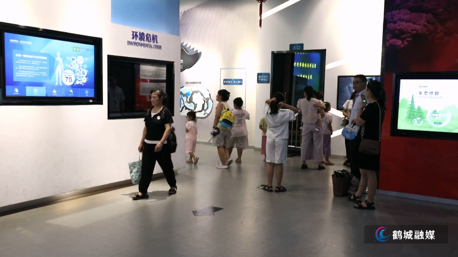 市民畅享科技魅力.mp4_20240812_161612.491.jpg