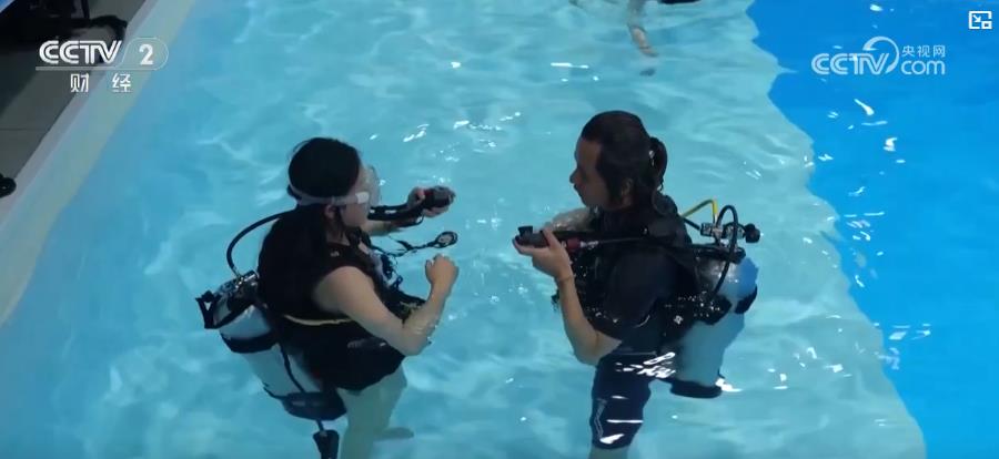 暑期热消费丨城市里体验“海底世界” 室内潜水运动受青睐