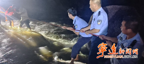 宁远：突发山洪3人被困  多亏有他们_副本500.jpg