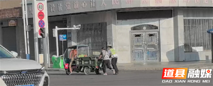 道县:瓜农三轮车故障熄火 交警帮助推车解困_副本.png 道县:瓜农三轮车故障熄火 交警帮助推车解困_副本.png