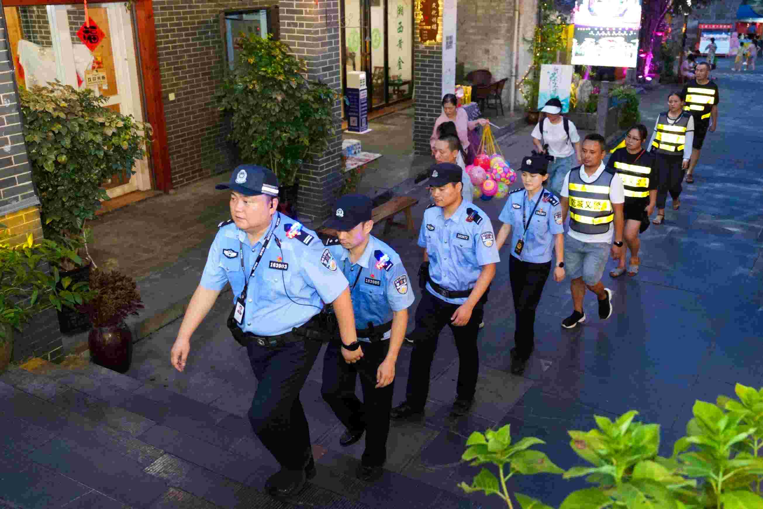 乾城義警隊伍與派出所民輔警共同開展巡邏防控。單位供圖