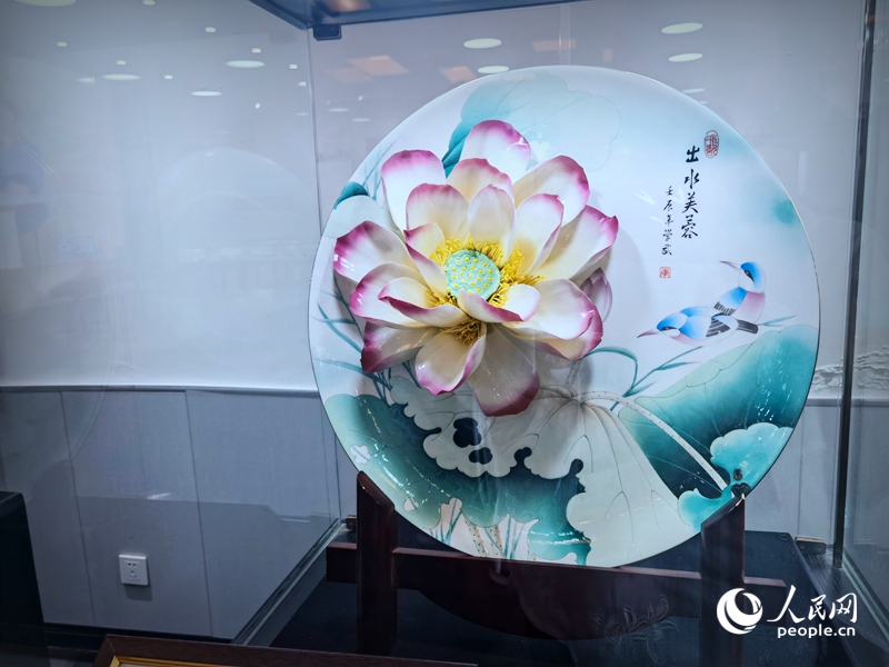 使用唐白瓷烧制技艺做出来的牡丹花,雍容华贵,端庄典雅,被誉为“永不凋谢的牡丹花”。人民网记者 尚明桢摄