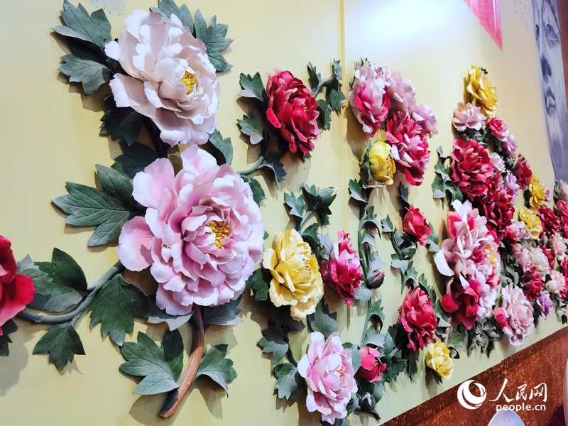 使用唐白瓷烧制技艺做出来的牡丹花,雍容华贵,端庄典雅,被誉为“永不凋谢的牡丹花”。人民网记者 尚明桢摄