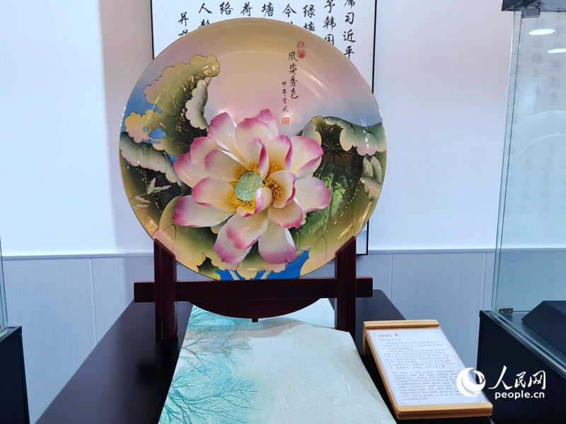 使用唐白瓷烧制技艺做出来的牡丹花,雍容华贵,端庄典雅,被誉为“永不凋谢的牡丹花”。人民网记者 尚明桢摄
