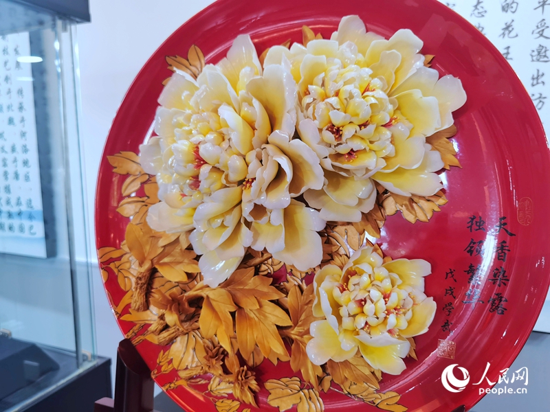 使用唐白瓷烧制技艺做出来的牡丹花,雍容华贵,端庄典雅,被誉为“永不凋谢的牡丹花”。人民网记者 尚明桢摄