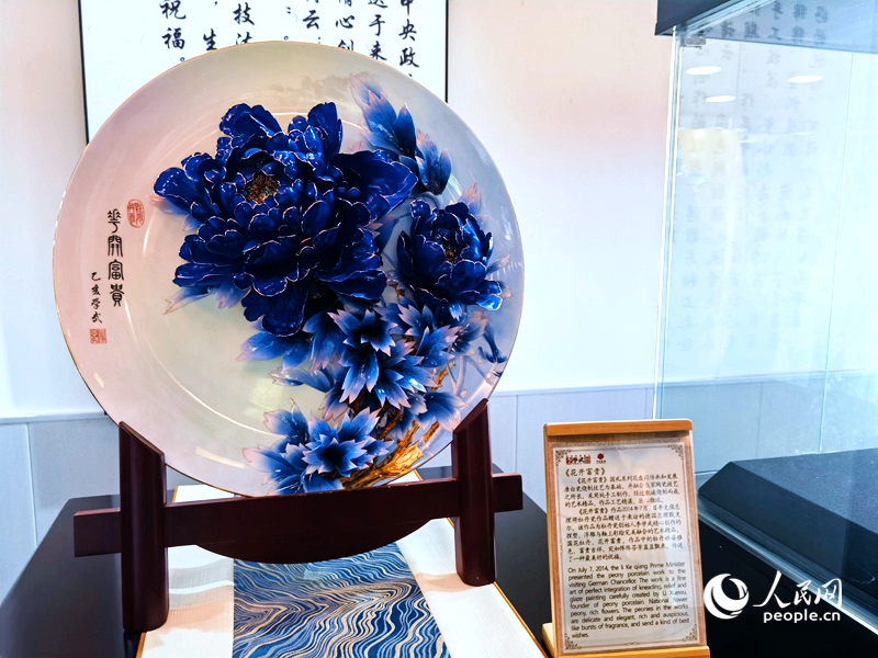 使用唐白瓷烧制技艺做出来的牡丹花,雍容华贵,端庄典雅,被誉为“永不凋谢的牡丹花”。人民网记者 尚明桢摄