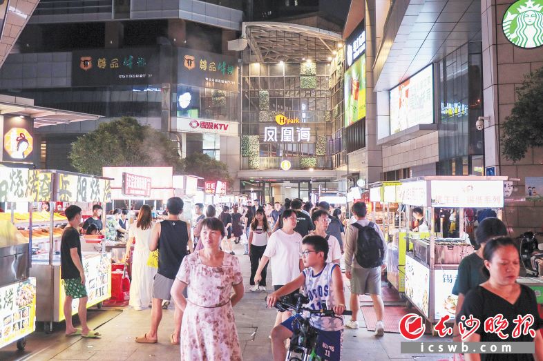 夜晚，北辰鳳凰海夜市熱鬧非凡。均為長沙晚報全媒體記者 何文瑞 攝