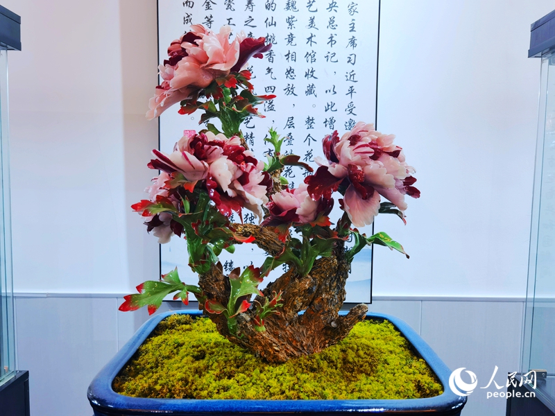 使用唐白瓷烧制技艺做出来的牡丹花,雍容华贵,端庄典雅,被誉为“永不凋谢的牡丹花”。人民网记者 尚明桢摄