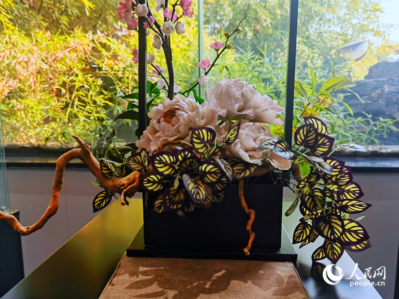 使用唐白瓷烧制技艺做出来的牡丹花,雍容华贵,端庄典雅,被誉为“永不凋谢的牡丹花”。人民网记者 尚明桢摄