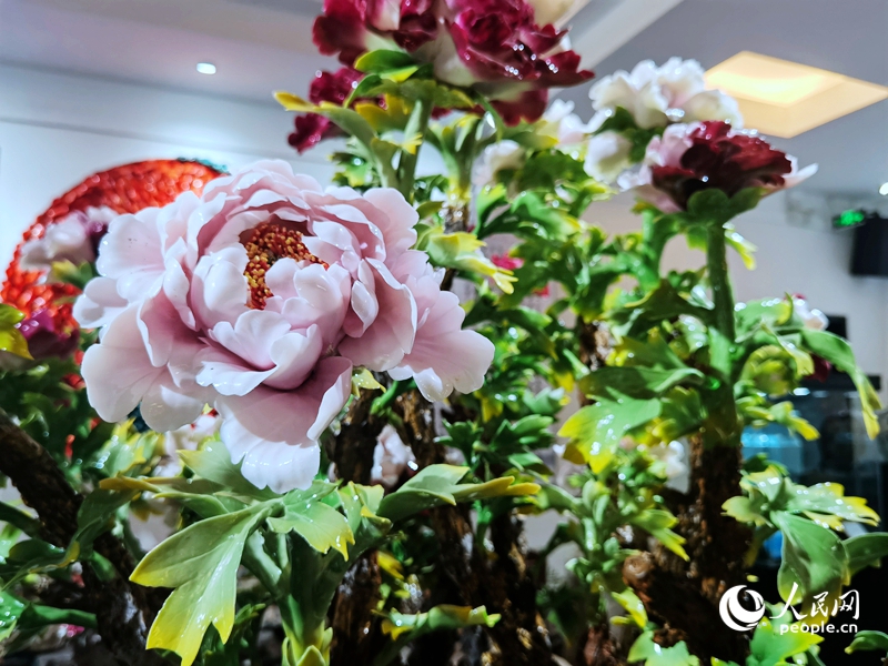 使用唐白瓷烧制技艺做出来的牡丹花,雍容华贵,端庄典雅,被誉为“永不凋谢的牡丹花”。人民网记者 尚明桢摄