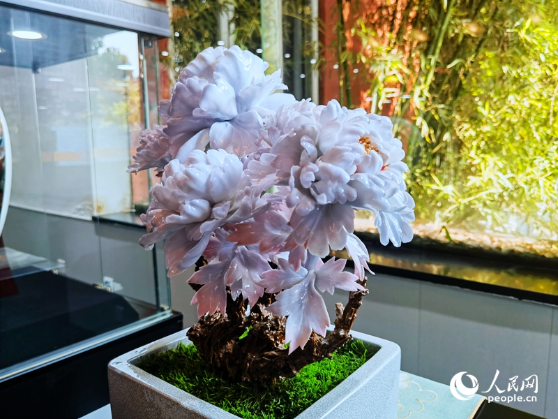 使用唐白瓷烧制技艺做出来的牡丹花,雍容华贵,端庄典雅,被誉为“永不凋谢的牡丹花”。人民网记者 尚明桢摄