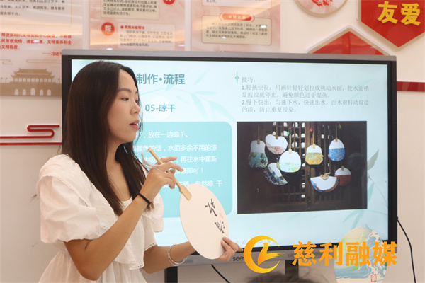 桃子老师讲课.jpg