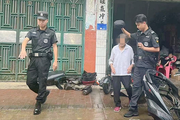 巡特警護送老人回家。_副本.jpg