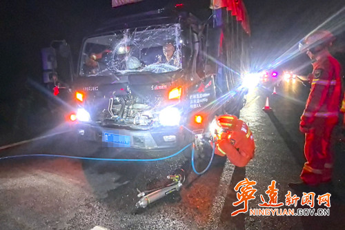 宁远：高速上两货车追尾 消防紧急救援被困司机_副本500.jpg