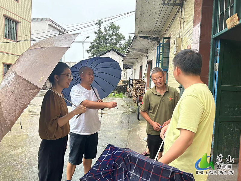 祠堂圩镇八联村：走访独居老人 真情关爱温暖人心.jpg
