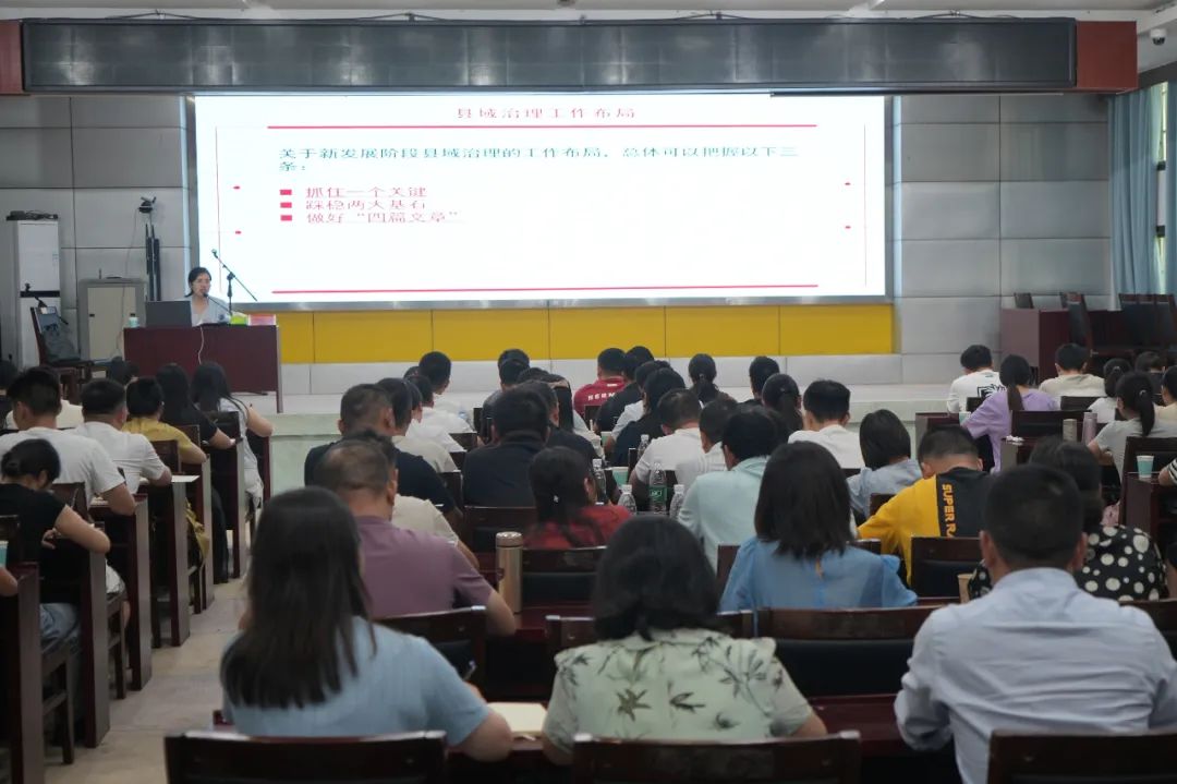 李翠婷为隆回县中青年干部示范培训班学员授课(图1)