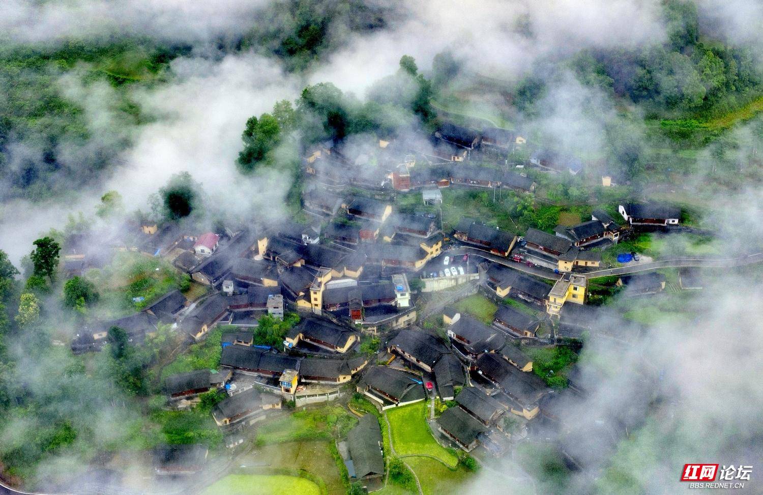 黄一骏摄雨后十八洞村5.jpg