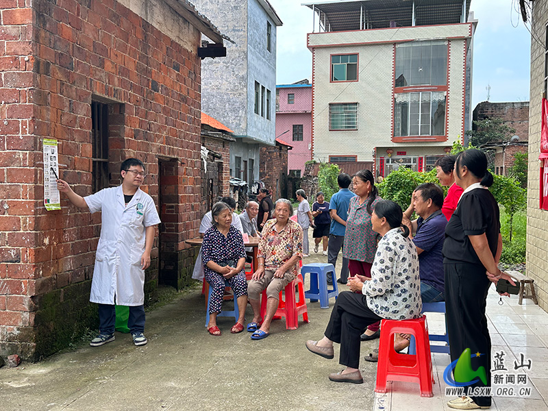县中心医院：三级联合义诊 健康服务送到“家门口”2.jpg