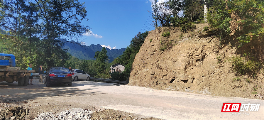 公路拐弯处的突出山崖已经被削平，原本狭窄的道路宽敞了许多。.jpg