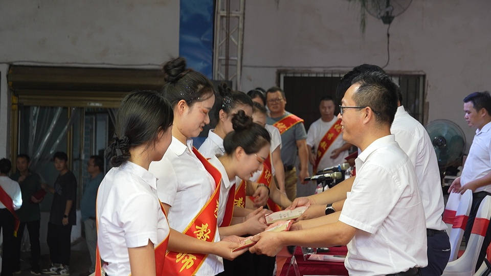柑子园镇举办2024年优秀高考学子和教师表彰大会12.jpg