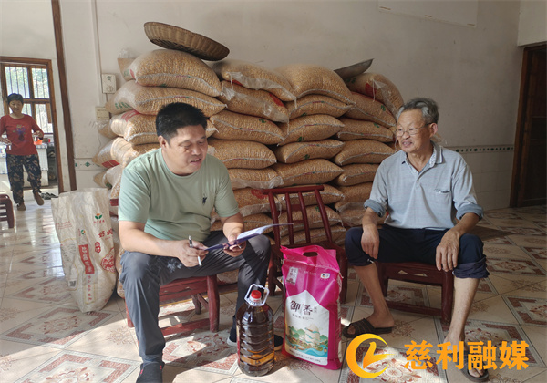 向峪走访贫困户_副本.jpg