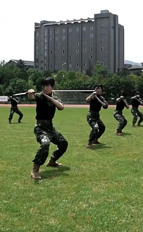 武警女兵匕首操超颯