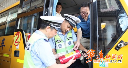 寧遠：校車“體檢” 迎接新學期_副本500.jpg