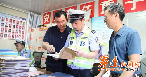寧遠：校車“體檢” 迎接新學期2_副本500.jpg