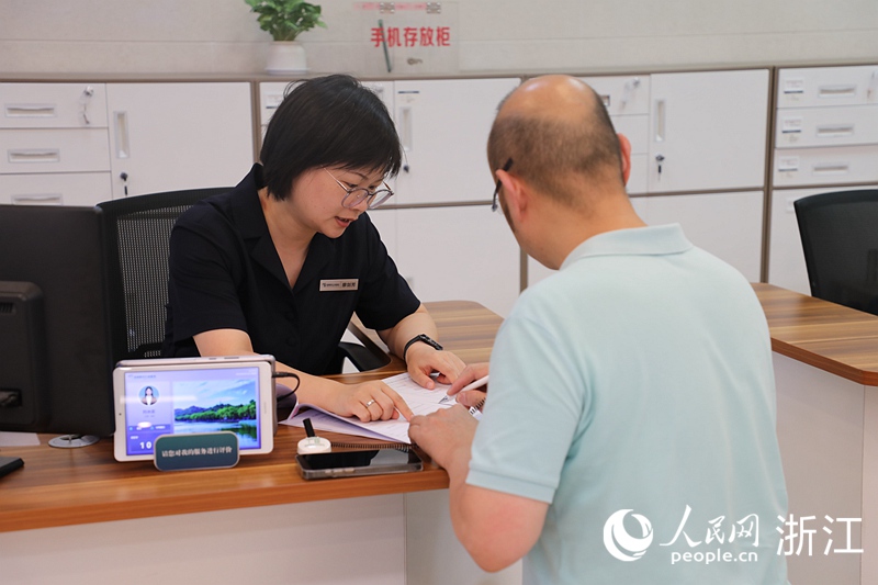 市民林先生通过预约,到现场直接办理相关业务。人民网 方彭依梦摄