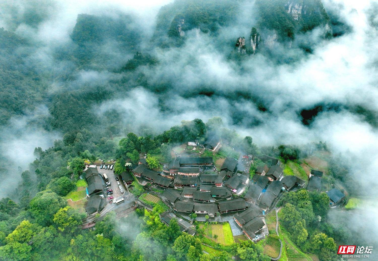 黄一骏摄雨后十八洞村1.jpg