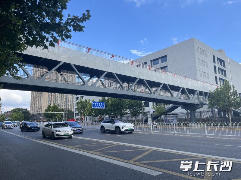 木莲中路双层人行天桥建成投入使用。