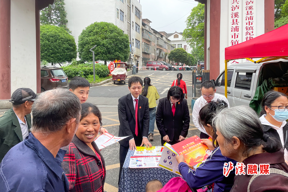 4.浦市法庭干警在古镇景点开展现场普法.jpg 4.浦市法庭干警在古镇景点开展现场普法.jpg