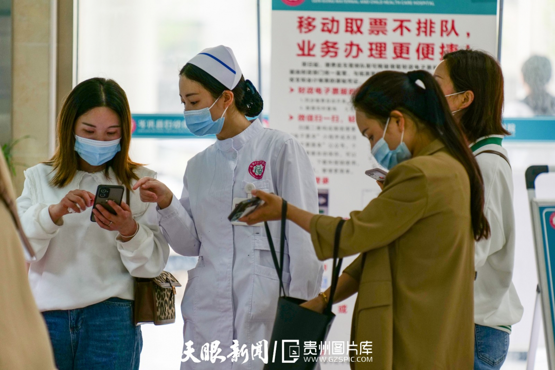 市民在黔东南州岑巩县妇幼保健院使用“黔康码”就医。胡国鑫 摄.jpg
