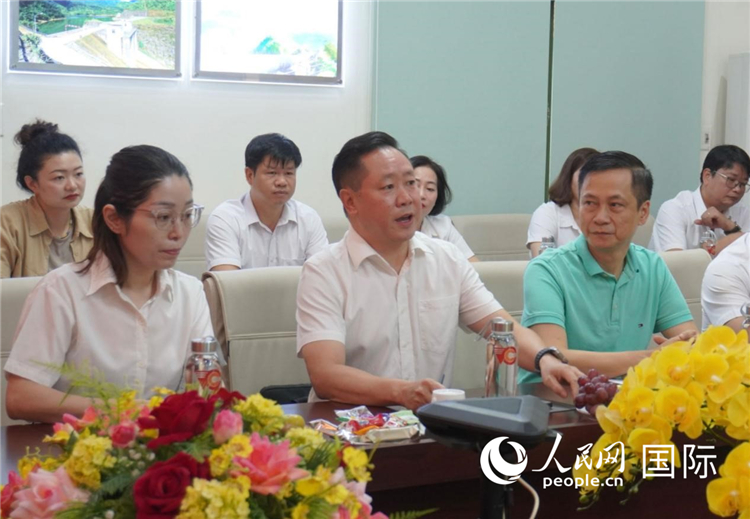 越中电力公司董事长李志雄(前排左二)介绍越南电力情况。葛沙莎摄