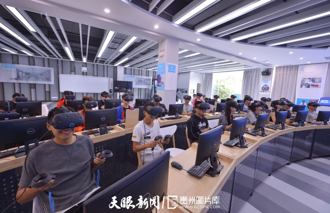 惠水县贵州盛华学院HTC威爱教育教学实训中心，同学们在体验VR课程。贵州日报天眼新闻记者 芦晓娟 摄.jpg