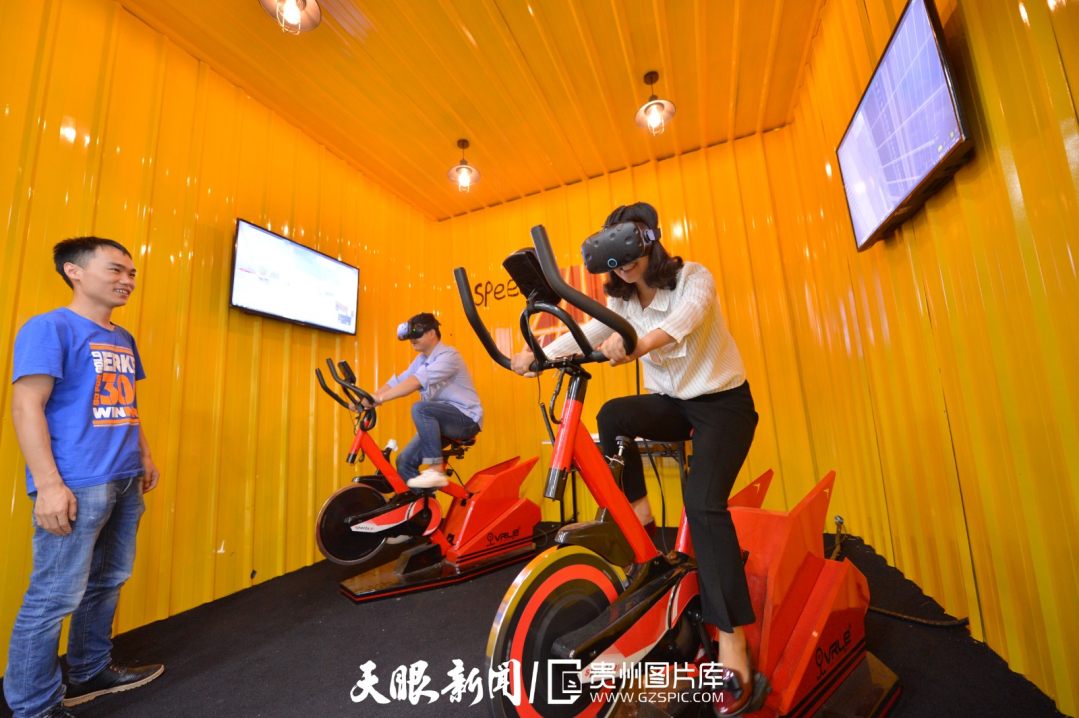 市民在惠水县百鸟河数字小镇体验VR。贵州日报天眼新闻记者芦晓娟 摄.jpg