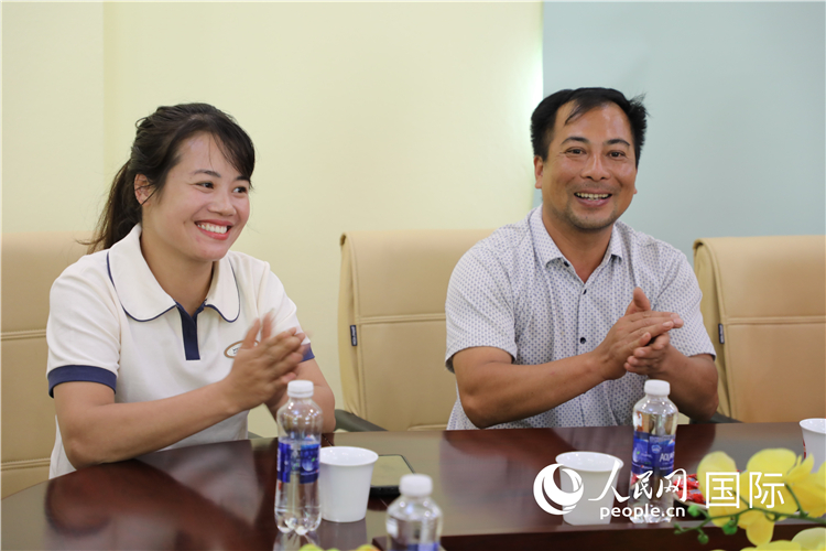 越南沙巴市黄连寄宿制民族小学老师阮氏秋��、阮文享。人民网记者简承渊摄